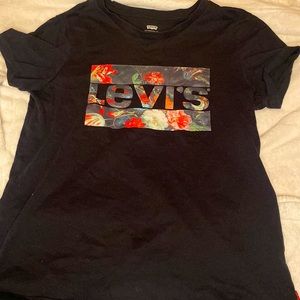 2021 black Levi’s shirt with floral print